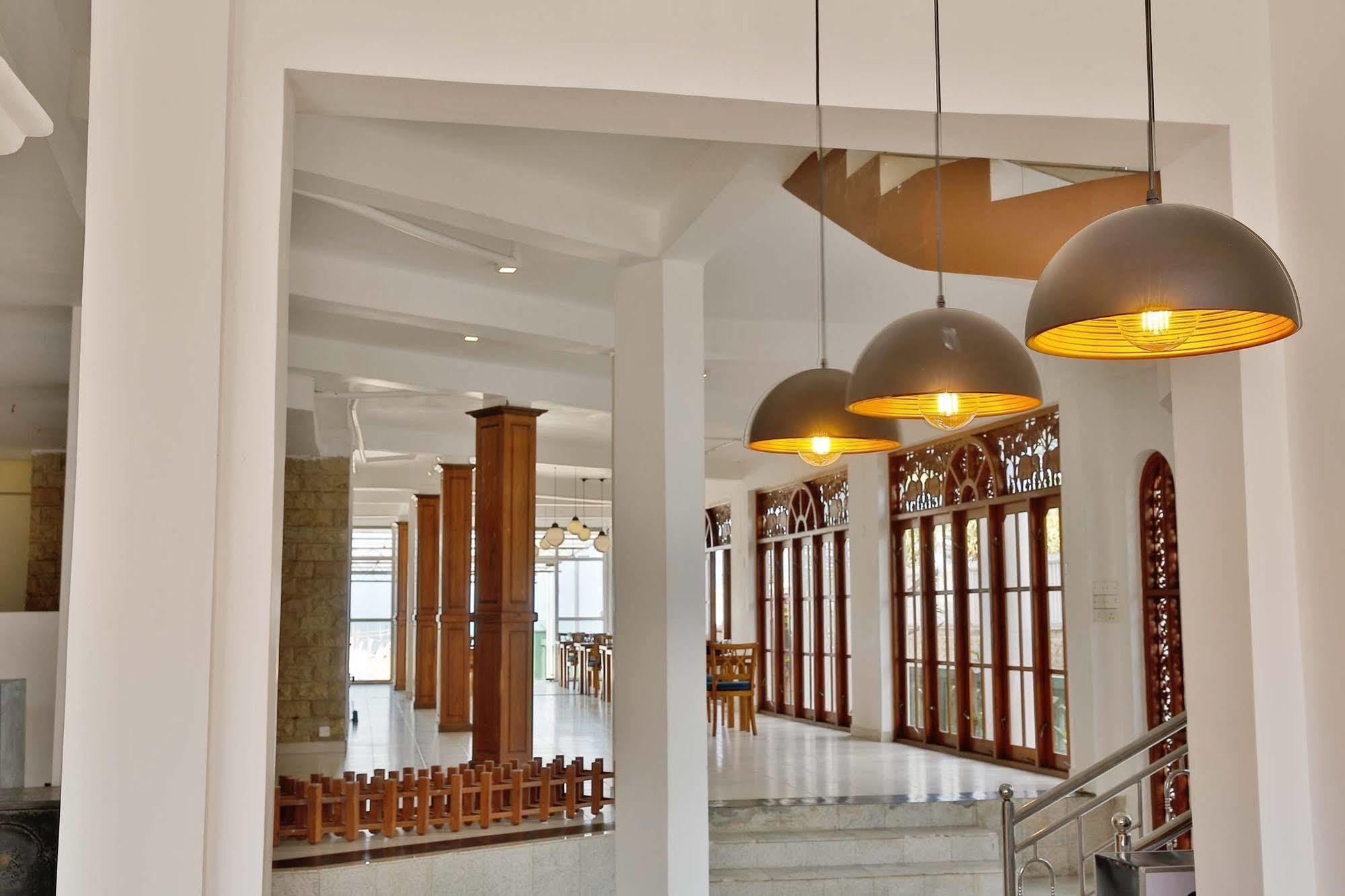 The Reef Beach Hotel Негомбо Екстериор снимка