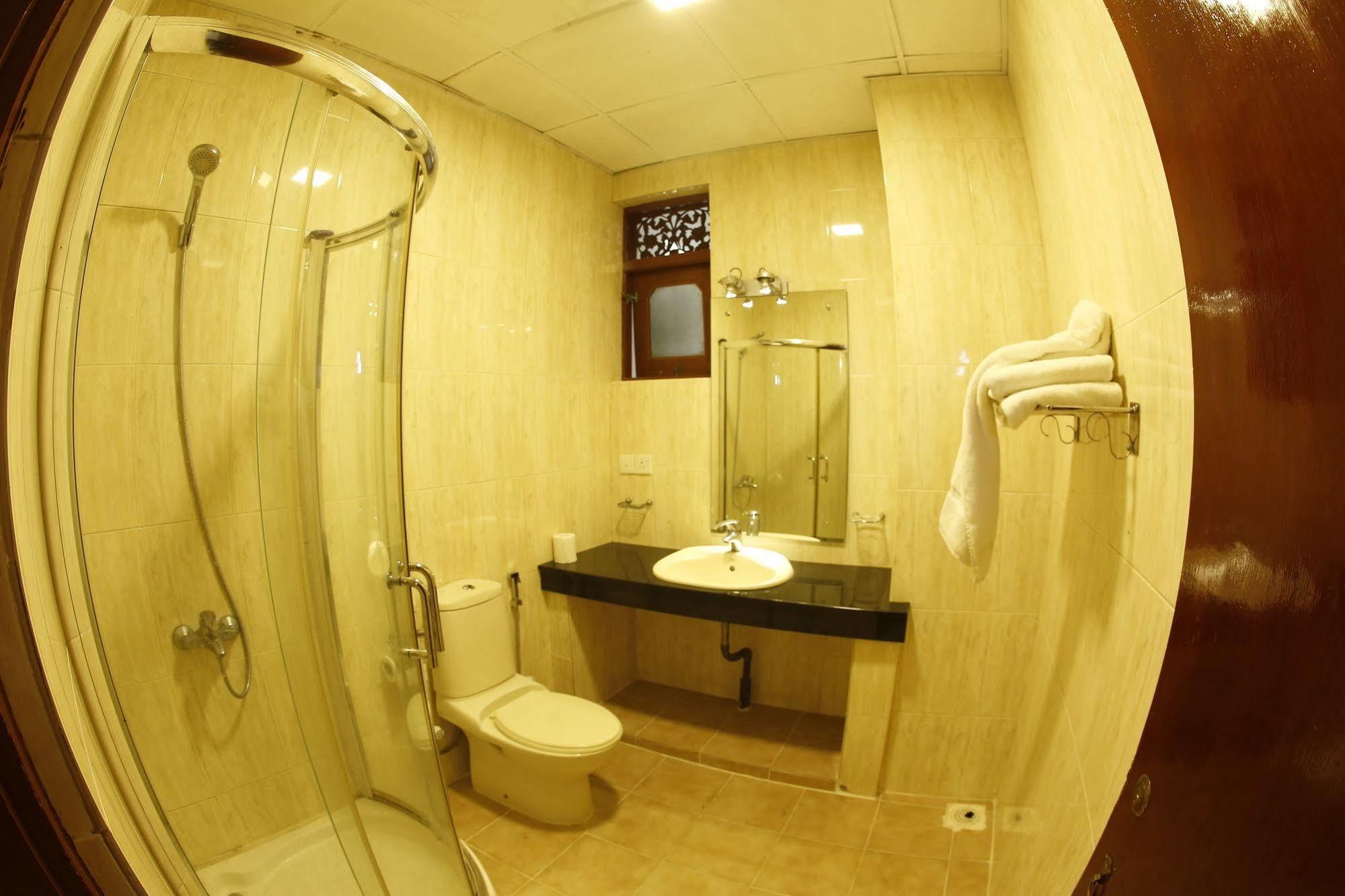 The Reef Beach Hotel Негомбо Екстериор снимка
