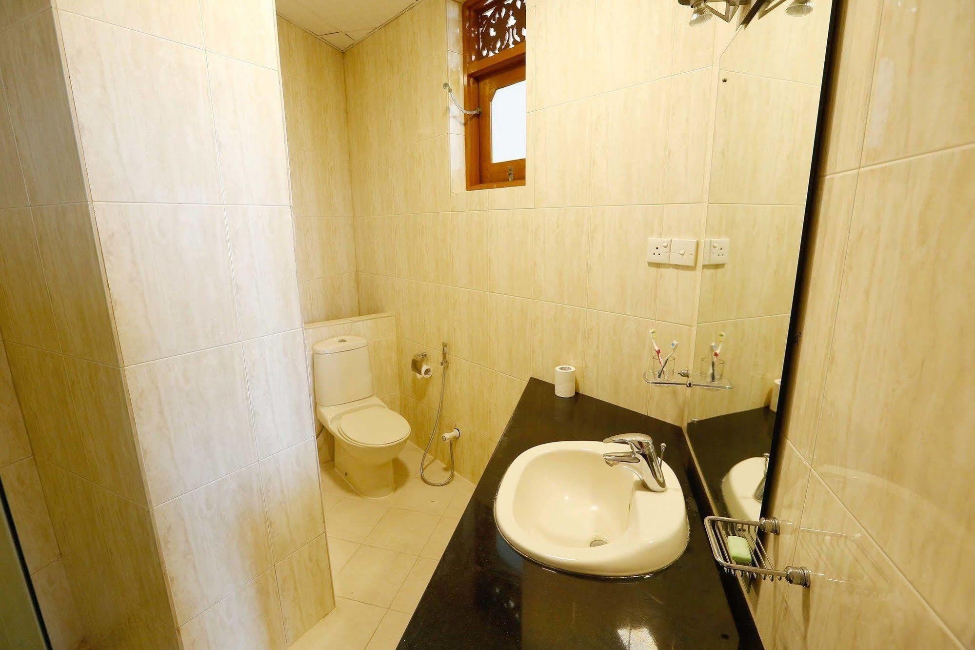 The Reef Beach Hotel Негомбо Екстериор снимка