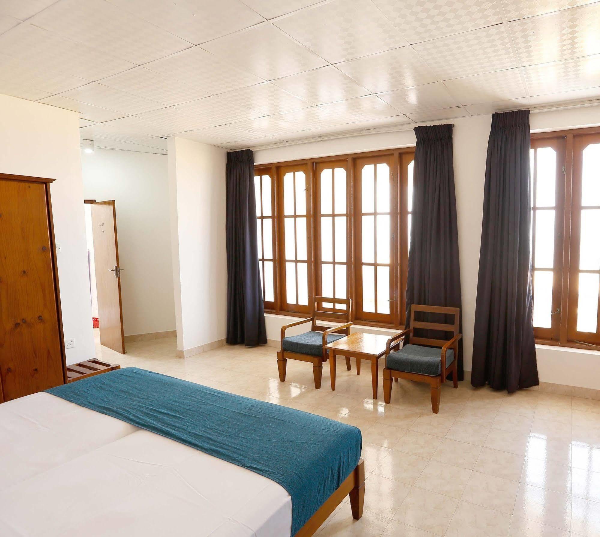 The Reef Beach Hotel Негомбо Екстериор снимка