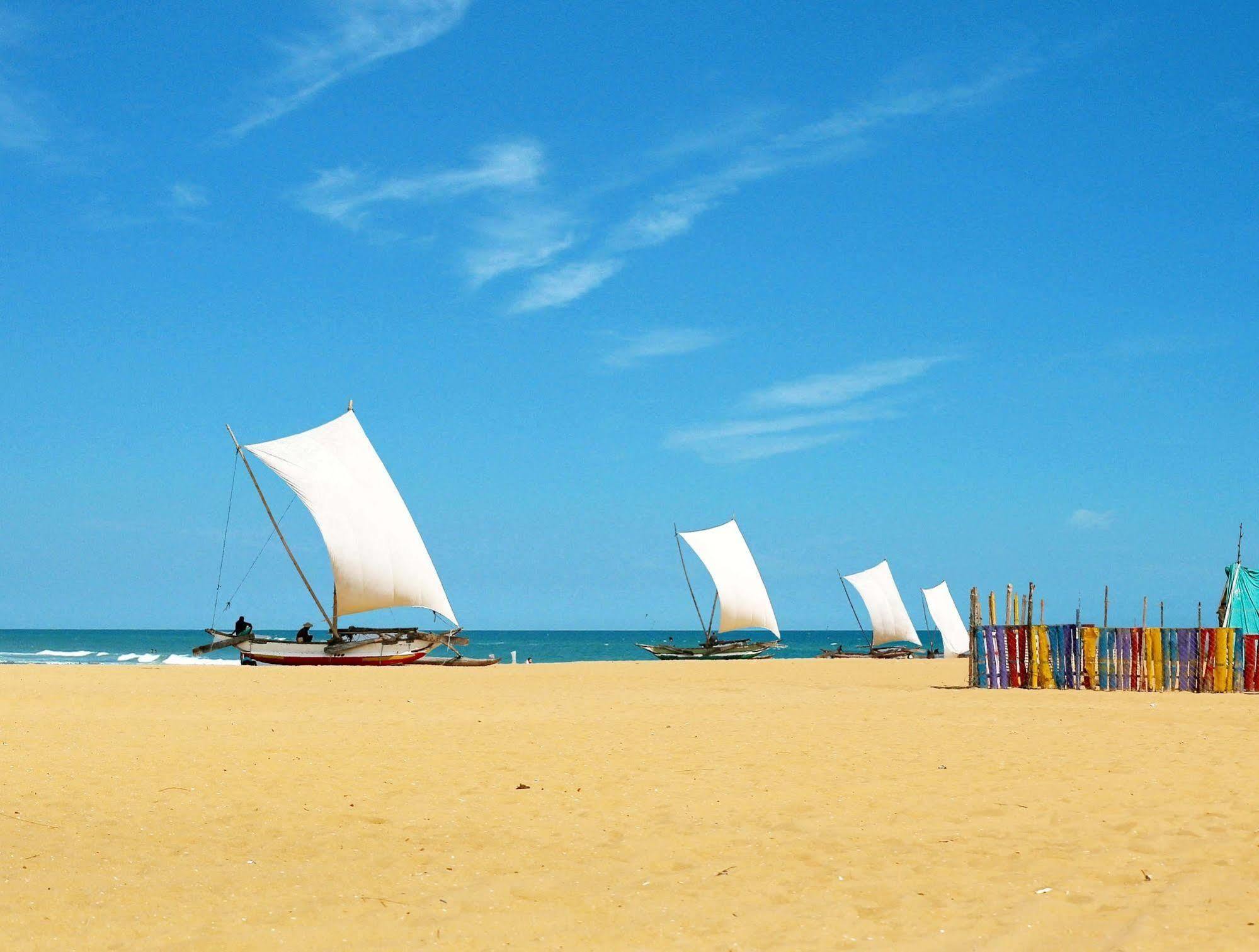 The Reef Beach Hotel Негомбо Екстериор снимка