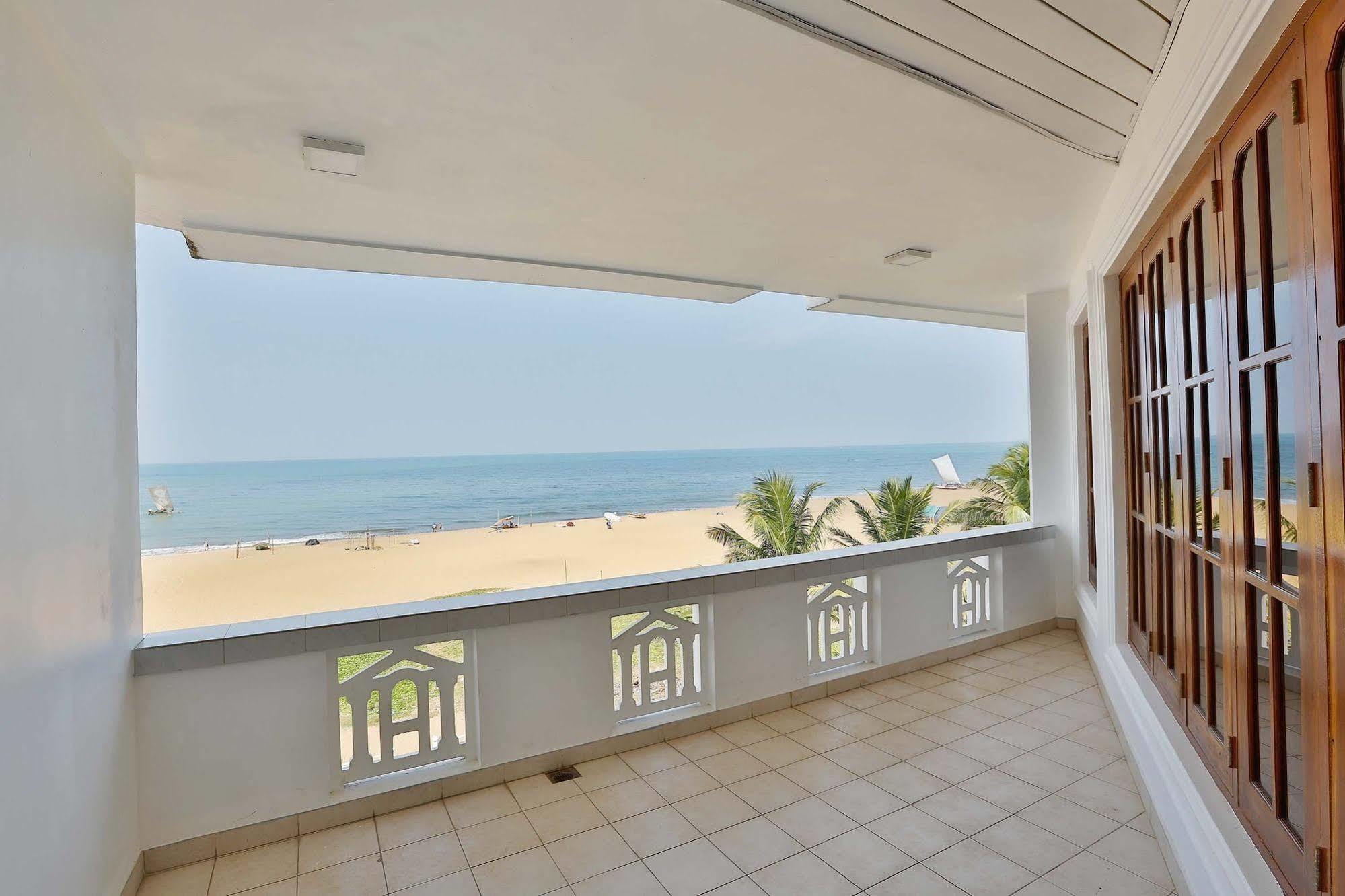 The Reef Beach Hotel Негомбо Екстериор снимка