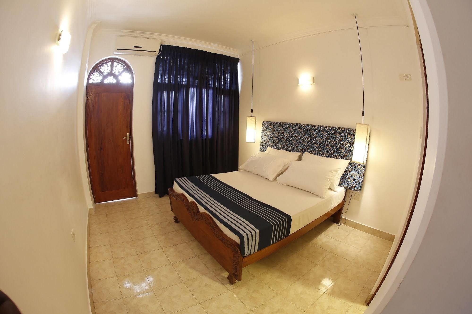 The Reef Beach Hotel Негомбо Екстериор снимка