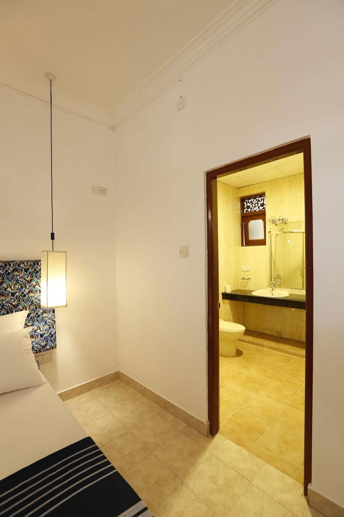 The Reef Beach Hotel Негомбо Екстериор снимка