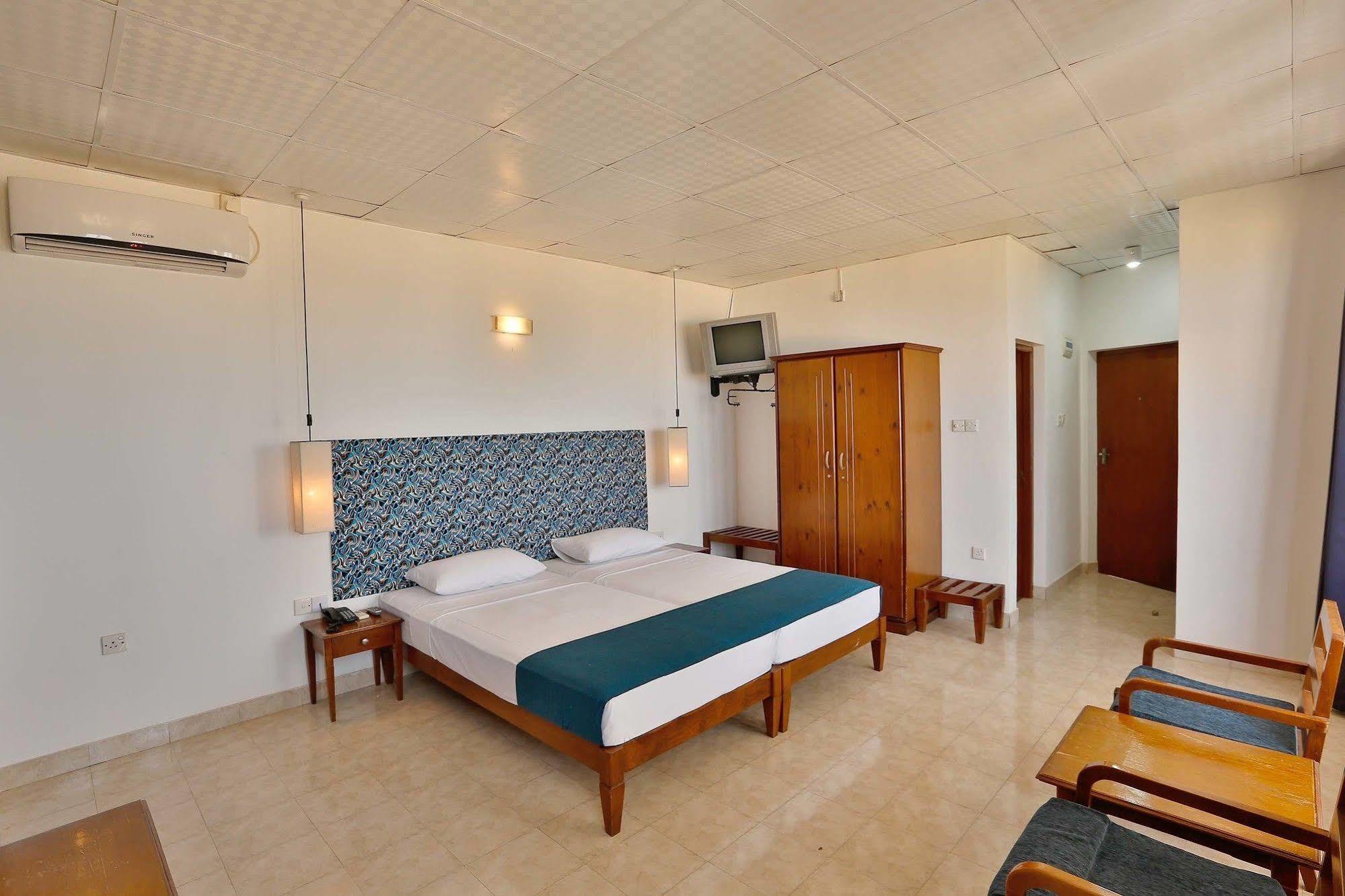 The Reef Beach Hotel Негомбо Екстериор снимка
