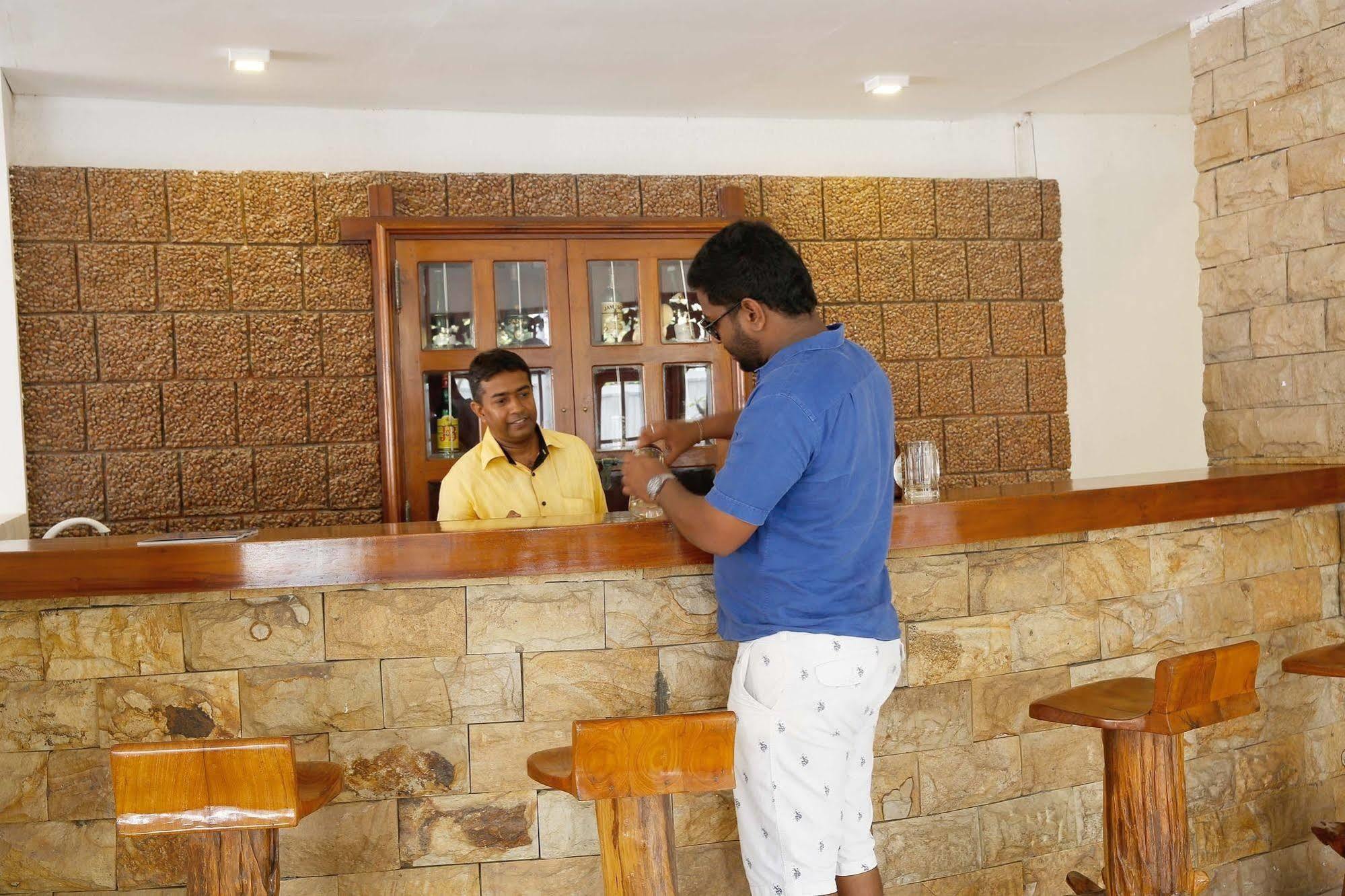 The Reef Beach Hotel Негомбо Екстериор снимка