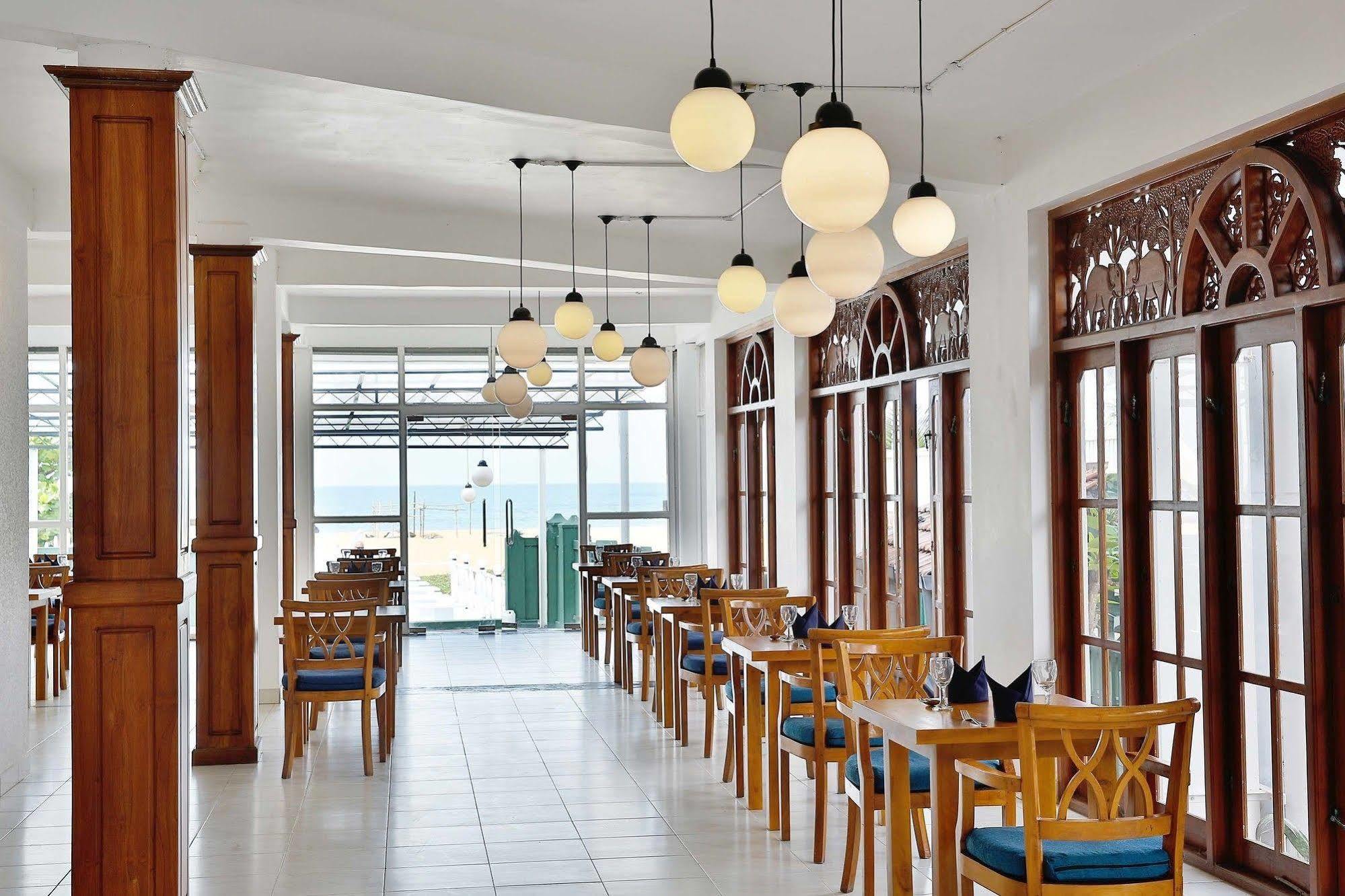 The Reef Beach Hotel Негомбо Екстериор снимка