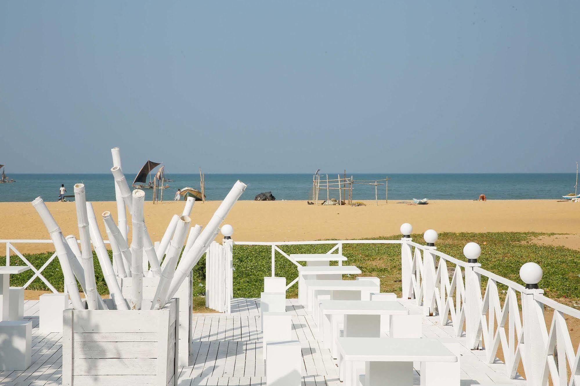 The Reef Beach Hotel Негомбо Екстериор снимка