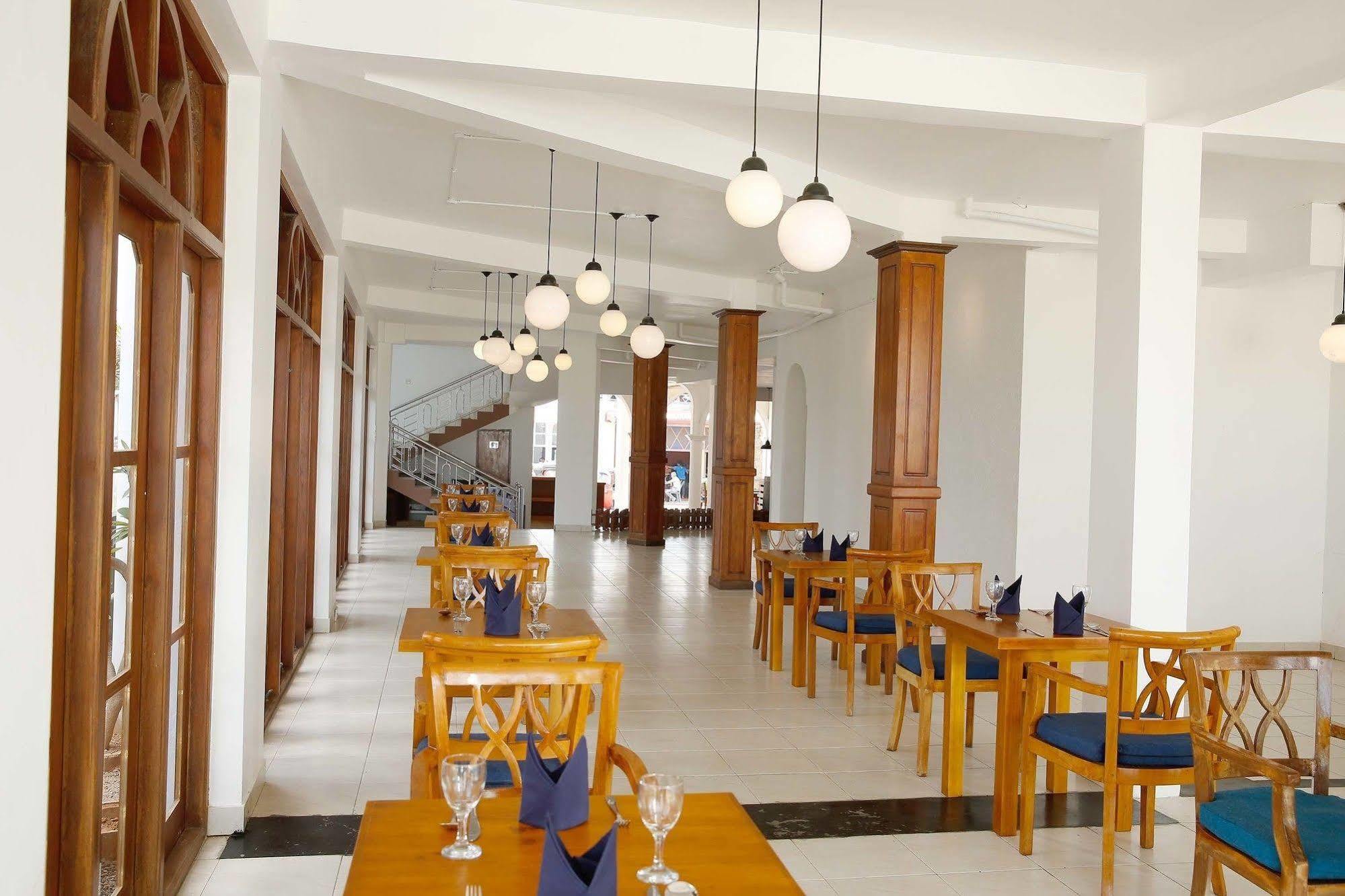 The Reef Beach Hotel Негомбо Екстериор снимка