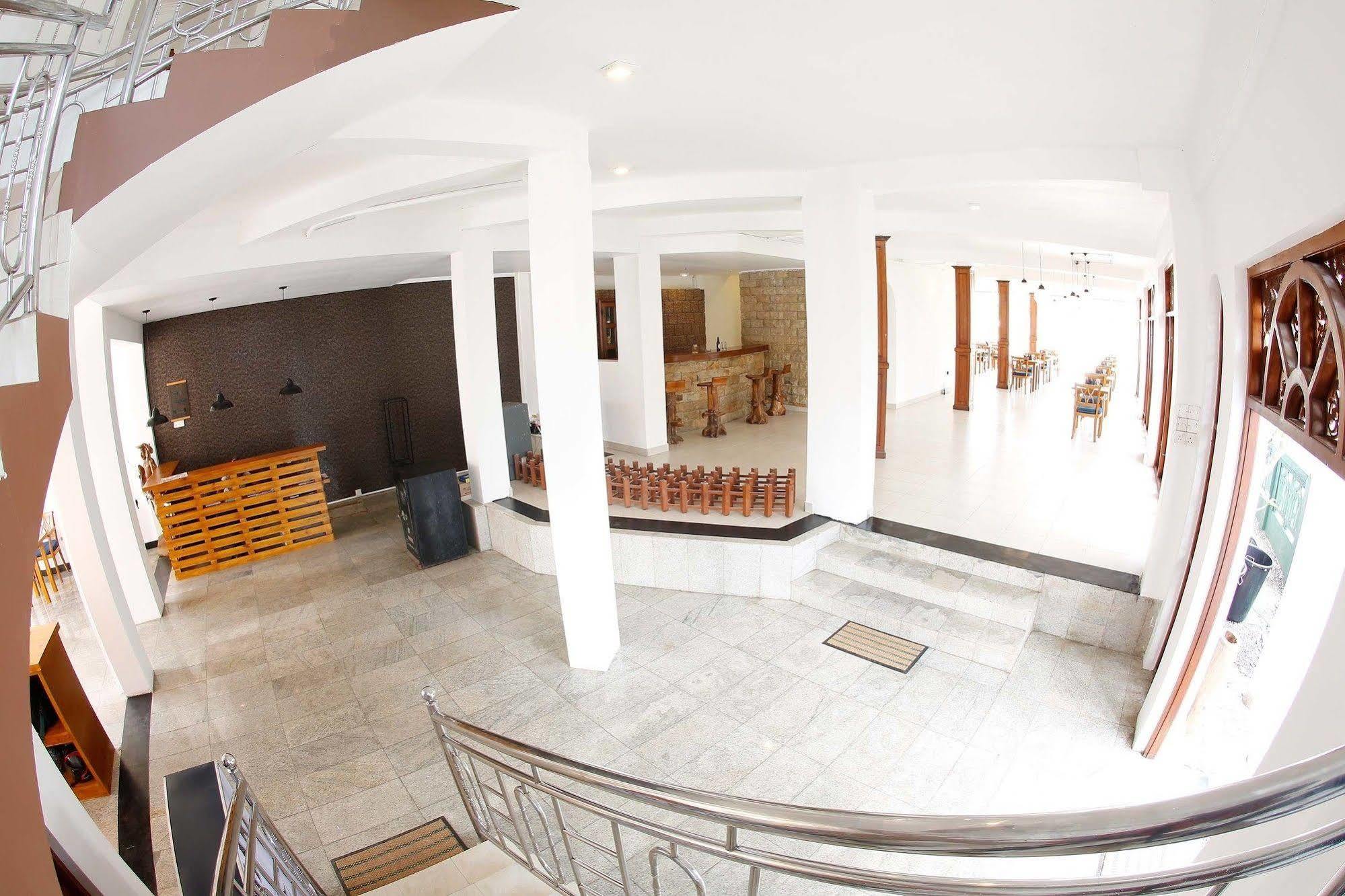 The Reef Beach Hotel Негомбо Екстериор снимка